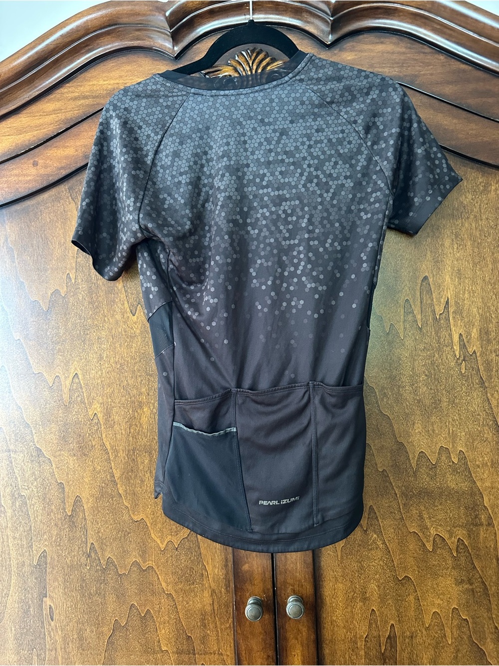 Pearl Izumi Women's Black Short-Sleeve Cycling Jersey with Subtle Logo - Picture 3 of 5